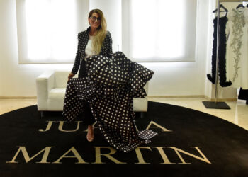 La diseñadora española Juana Martín se abre campo en las pasarelas parisinas. Foto: AFP.