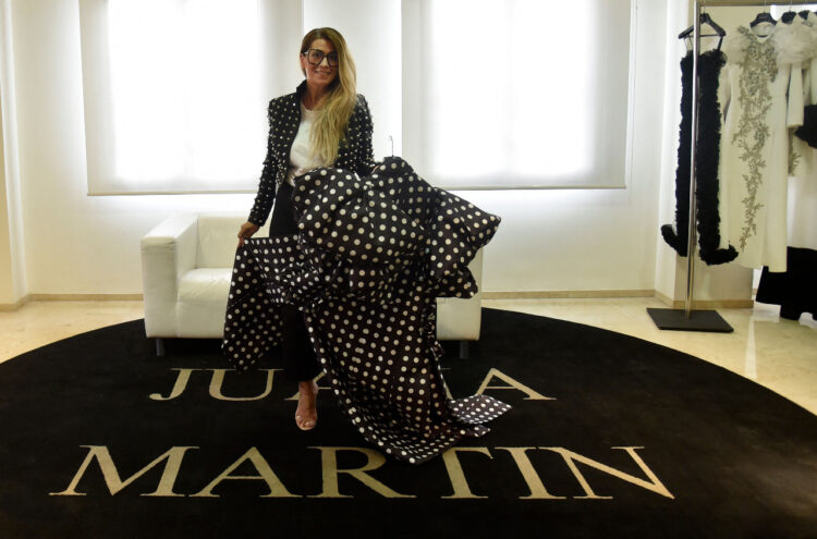 La diseñadora española Juana Martín se abre campo en las pasarelas parisinas. Foto: AFP.