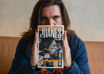 El músico colombiano Juanes posa con su libro biográfico del escritor Diego Londoño, en Bogotá, el 14 de septiembre de 2022. Foto: AFP.