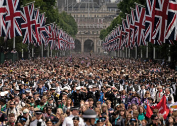 Miles de personas en la inauguración del 'Jubileo de Platino', en Londres. Foto: AFP.