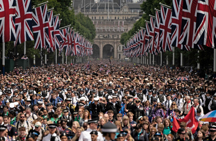 Miles de personas en la inauguración del 'Jubileo de Platino', en Londres. Foto: AFP.