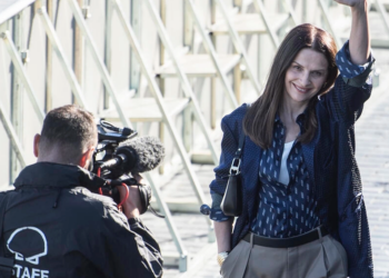La actriz francesa Juliette Binoche saluda al llegar a la presentación de la película 'Le lyceen' en el Festival de Cine de San Sebastián, el 19 de septiembre de 2022 en la ciudad vasca. Foto: AFP.