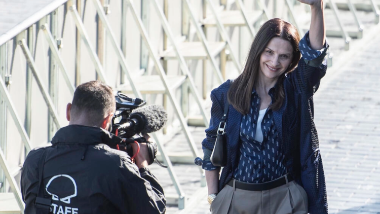 La actriz francesa Juliette Binoche saluda al llegar a la presentación de la película 'Le lyceen' en el Festival de Cine de San Sebastián, el 19 de septiembre de 2022 en la ciudad vasca. Foto: AFP.