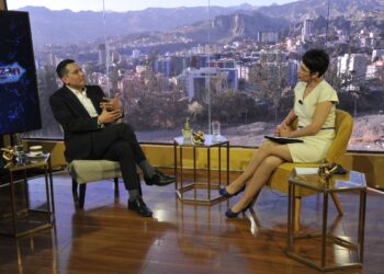 El comunicador Junior Arias en entrevista con la directora de La Razón, Claudia Benavente. Foto: Oswaldo Aguirre.