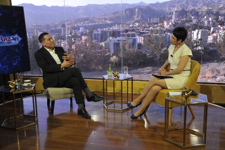 El comunicador Junior Arias en entrevista con la directora de La Razón, Claudia Benavente. Foto: Oswaldo Aguirre.