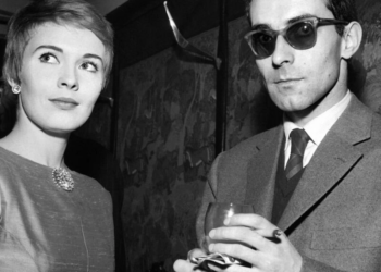 La actriz estadounidense Jean Seberg y el director francés Jean-Luc Godard, en una fotografía tomada en marzo del año 1960 en París. Foto: AFP.