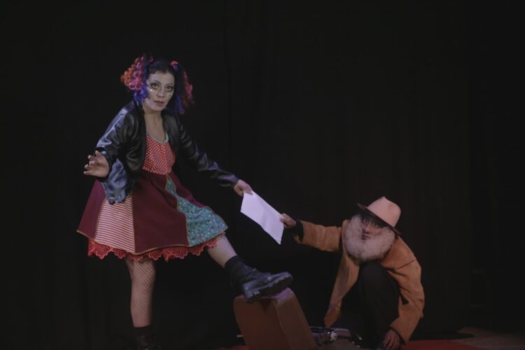 Escena de la obra teatral. Foto: Phajsi Teatro.