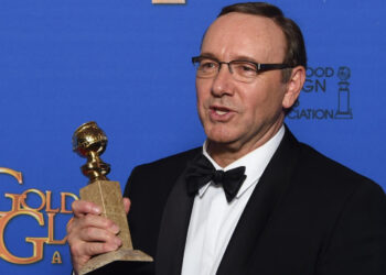Kevin Spacey recibiendo el premio Globo de Oro como mejor actor de televisión por la serie 'House of Cards' en 2014. Foto AFP.