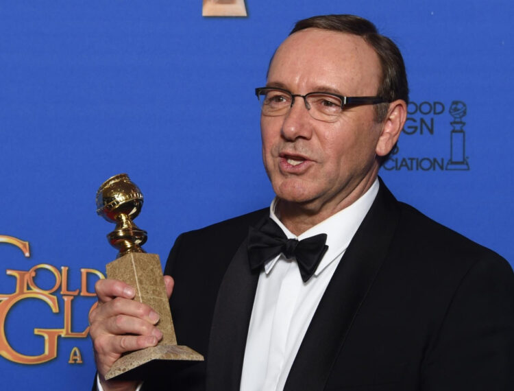 Kevin Spacey recibiendo el premio Globo de Oro como mejor actor de televisión por la serie 'House of Cards' en 2014. Foto AFP.
