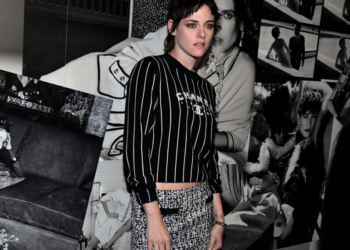 La actriz estadounidense Kristen Stewart en el desfile Chanel en París, el 4 de octubre de 2022. Foto: AFP.