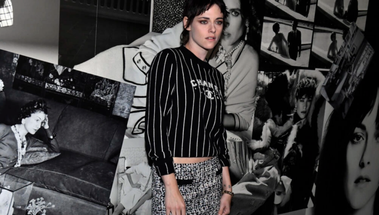 La actriz estadounidense Kristen Stewart en el desfile Chanel en París, el 4 de octubre de 2022. Foto: AFP.