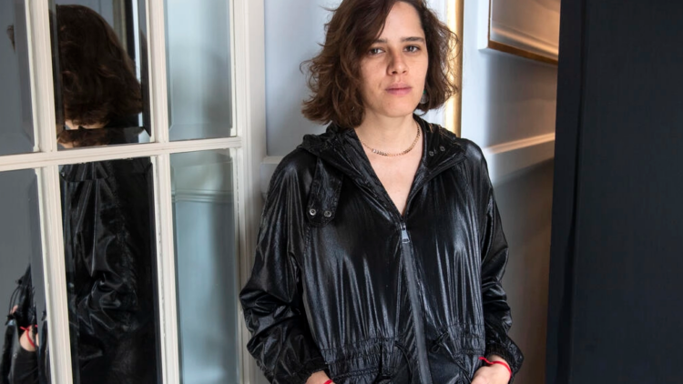 'La piel pulpo', de la directora ecuatoriana Ana Cristina Barragán. que posa para la cámara en el hotel María Cristina de San Sebastián. Foto: AFP.