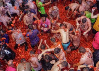 Vuelve la Batalla de 'la Tomatina' española tras el cese de la pandemia. Foto: AFP.