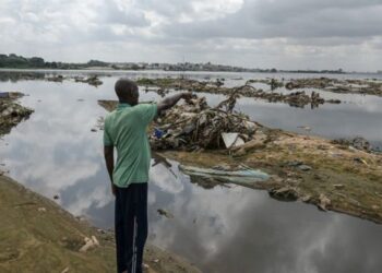 La 'perla de las lagunas' de Costa de Marfil pierde su brillo por la contaminación. Foto: AFP.