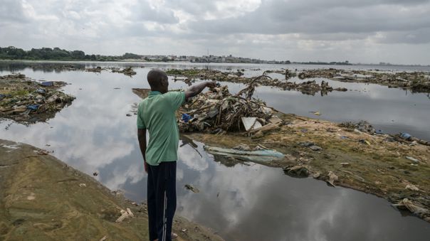La 'perla de las lagunas' de Costa de Marfil pierde su brillo por la contaminación. Foto: AFP.