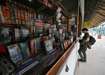 Un soldado ucraniano mira libros en el enorme mercado de libros de Petrivka en Kiev. Foto: AFP.