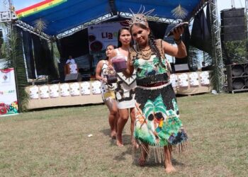 Concursantes del festival presentando las llaqwas de la región. Foto: ABI.
