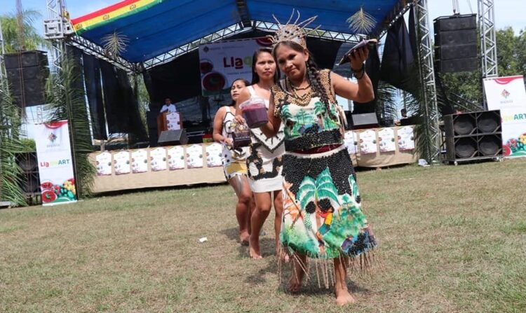 Concursantes del festival presentando las llaqwas de la región. Foto: ABI.