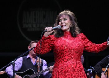 La cantautora Loretta Lynn, representante de la música country, en uno de sus últimos recitales. Foto: AFP.