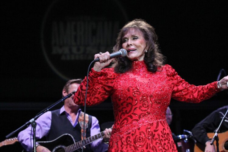 La cantautora Loretta Lynn, representante de la música country, en uno de sus últimos recitales. Foto: AFP.