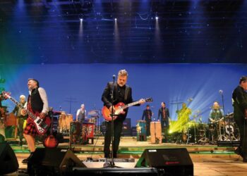 La actual formación de la agrupación argentina Los Pericos, a la cabeza de su vocalista Juanchi Baleirón. Foto: CNN en español.
