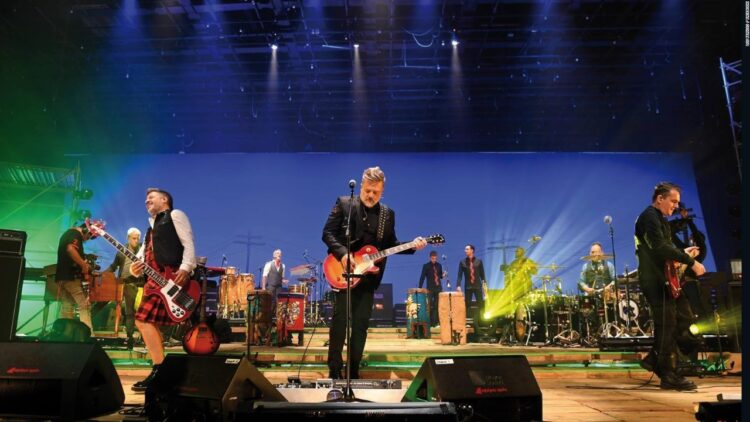 La actual formación de la agrupación argentina Los Pericos, a la cabeza de su vocalista Juanchi Baleirón. Foto: CNN en español.
