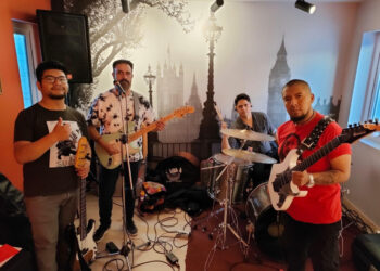 Cuatro de los músicos durante un ensayo previo a las presentaciones. Foto: Los Tocayos.