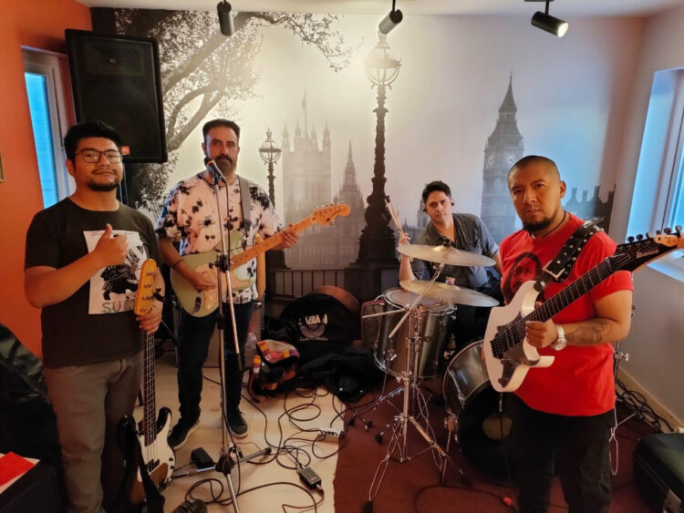 Cuatro de los músicos durante un ensayo previo a las presentaciones. Foto: Los Tocayos.