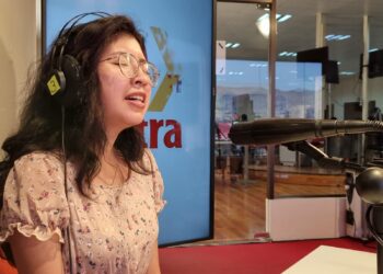 La cantautora Lucky Martínez interpreta 'Sabes' en el estudio de La Razón Radio. Foto: Rubén Atahuichi.