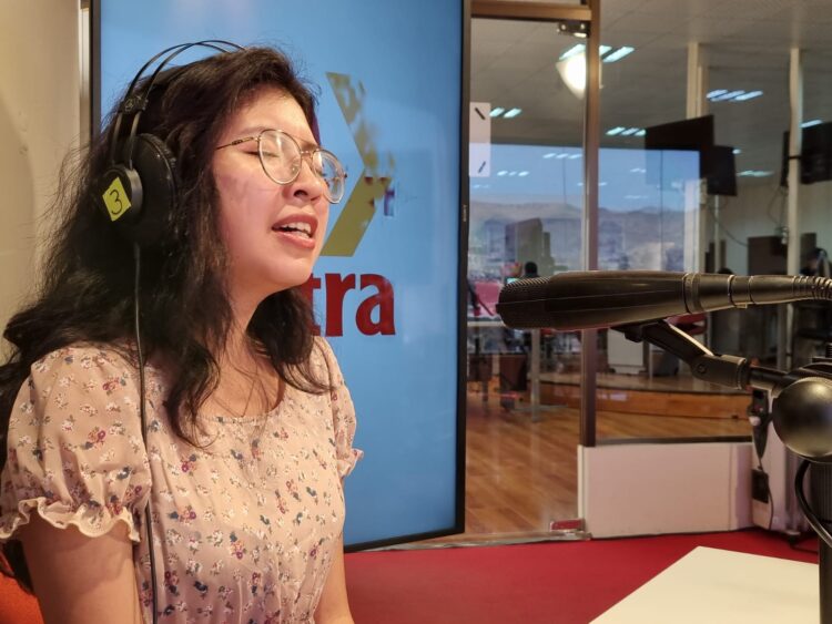La cantautora Lucky Martínez interpreta 'Sabes' en el estudio de La Razón Radio. Foto: Rubén Atahuichi.