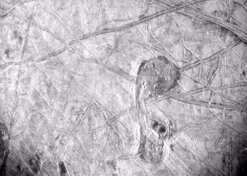 El primer plano de la superficie de la luna helada Europa de Júpiter, se revela en una imagen obtenida por la Unidad de Referencia Estelar (SRU) de Juno durante el sobrevuelo de la nave espacial. Foto: NASA.