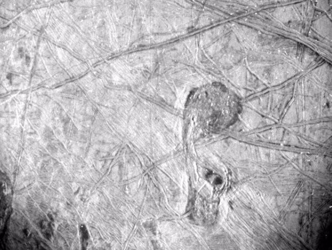 El primer plano de la superficie de la luna helada Europa de Júpiter, se revela en una imagen obtenida por la Unidad de Referencia Estelar (SRU) de Juno durante el sobrevuelo de la nave espacial. Foto: NASA.