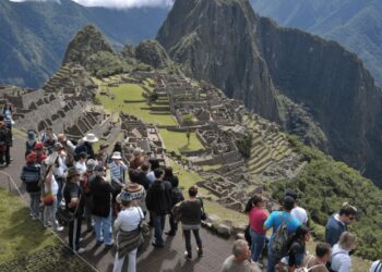 Turistas observan la ciudadela inca de Machu Picchu. Foto: AFP.