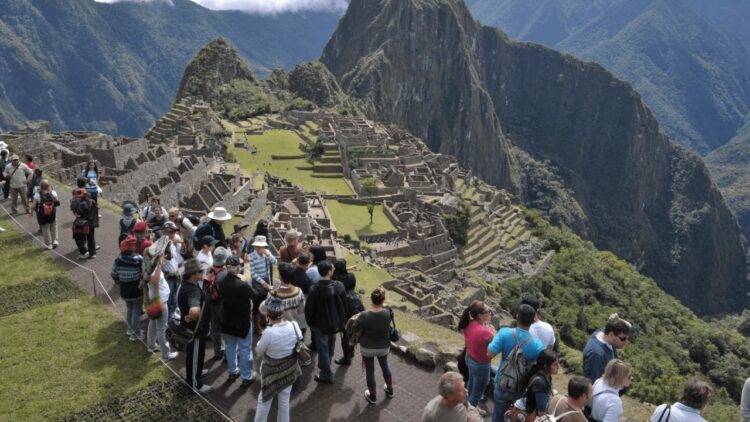 Turistas observan la ciudadela inca de Machu Picchu. Foto: AFP.
