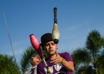 Un malabarista callejero. Foto: AFP.