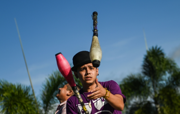 Un malabarista callejero. Foto: AFP.