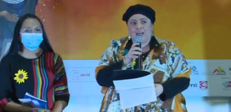 La ministra Prada en la Feria del Libro. Captura: Bolivia TV.