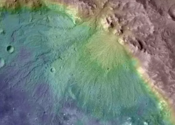 Un abanico aluvial de 10 millas de largo en el cráter Harris. Elevación codificada por colores sobre imágenes visibles. Foto: NASA.