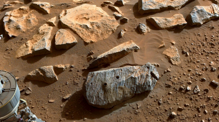 Imagen publicada por la NASA en septiembre de 2021 de una roca en Marte que el rover Perseverance tomó como muestra. Foto: AFP.