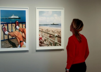 Una visitante en la exposición 'Deja view', del fotógrafo británico Martin Parr y del grupo Anonymous Project en la galería Magnum de París, el 26 de septiembre de 2022. Foto: AFP.