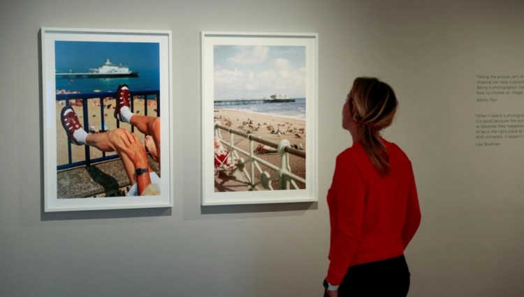 Una visitante en la exposición 'Deja view', del fotógrafo británico Martin Parr y del grupo Anonymous Project en la galería Magnum de París, el 26 de septiembre de 2022. Foto: AFP.