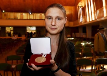 La ucraniana Maryna Viazovska posa con su medalla Fields. Foto: AFP.