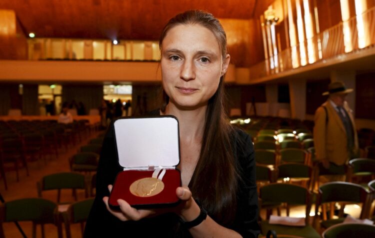 La ucraniana Maryna Viazovska posa con su medalla Fields. Foto: AFP.