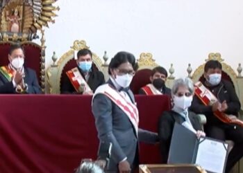 La artista Matilde Casazola recibe la singular distinción 'Tesoro Humano Viviente', de parte del Concejo Municipal de Sucre. Foto: Bolivia TV.