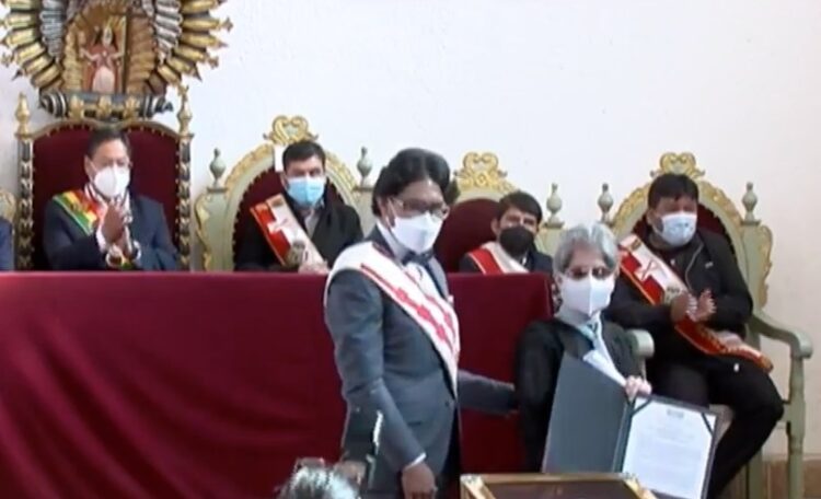 La artista Matilde Casazola recibe la singular distinción 'Tesoro Humano Viviente', de parte del Concejo Municipal de Sucre. Foto: Bolivia TV.