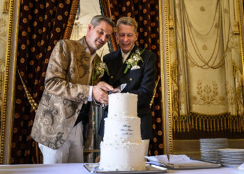 Novios en el festejo de su boda, en Suiza. Foto: AFP.