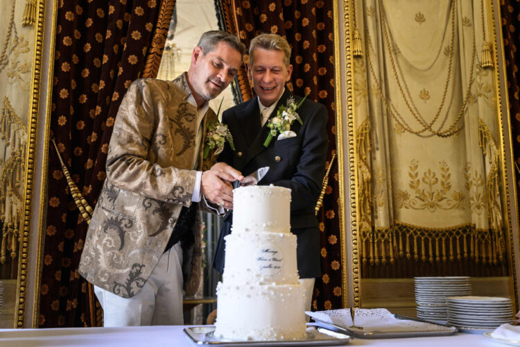 Novios en el festejo de su boda, en Suiza. Foto: AFP.
