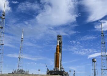 El cohete lunar no tripulado Artemis I se encuentra en la plataforma de lanzamiento del Centro Espacial Kennedy en Cabo Cañaveral, Florida, desde el 25 de agosto. Foto: AFP.