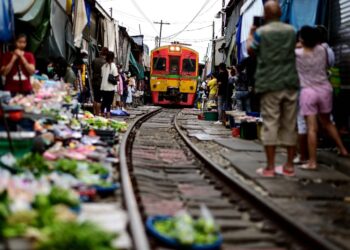 Tradicional mercado alrededor de las vías del tren, en Tailandia. Foto: AFP.