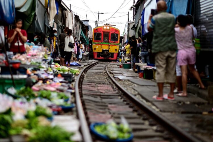 Tradicional mercado alrededor de las vías del tren, en Tailandia. Foto: AFP.